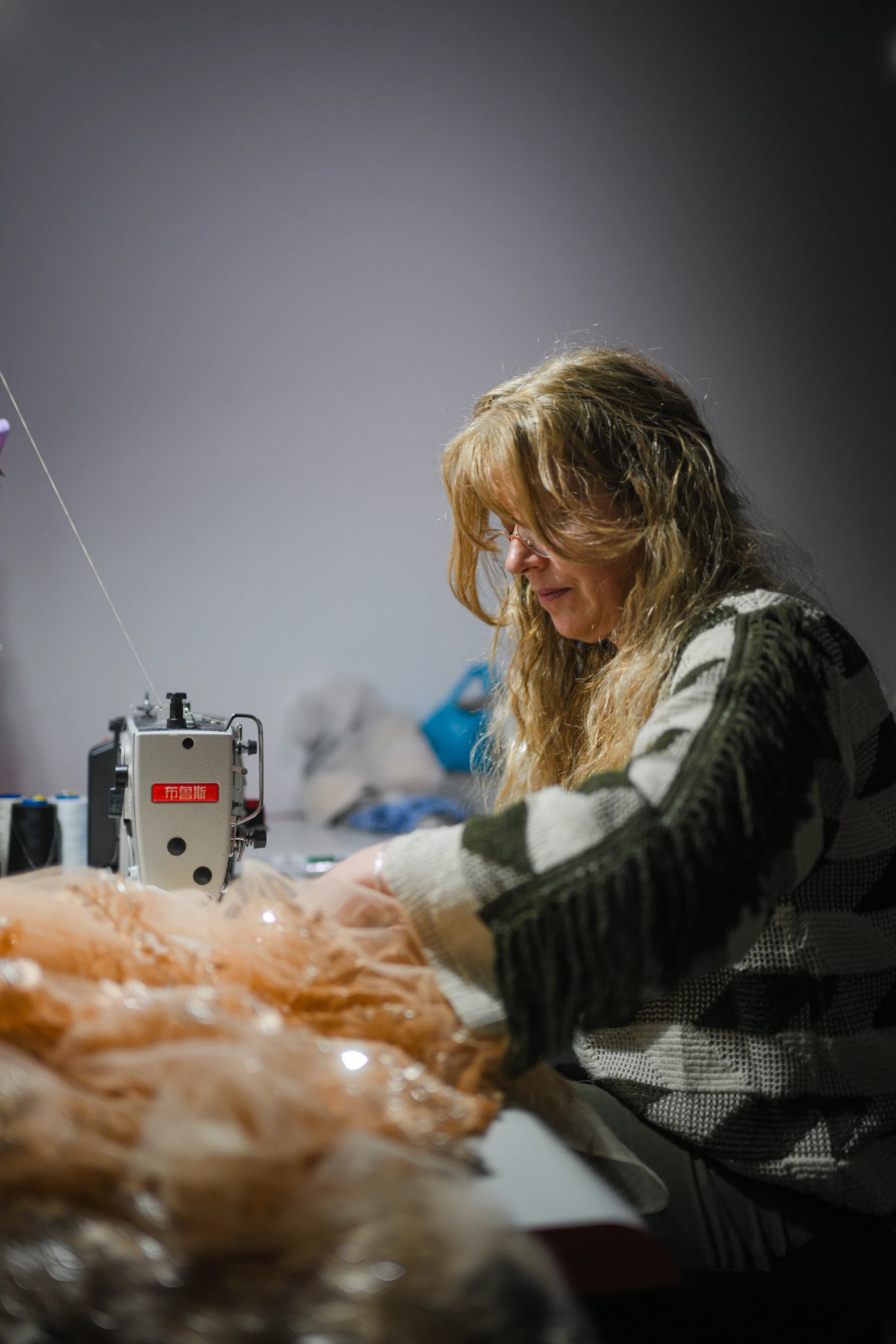 Retrato de la costurera en el atelier