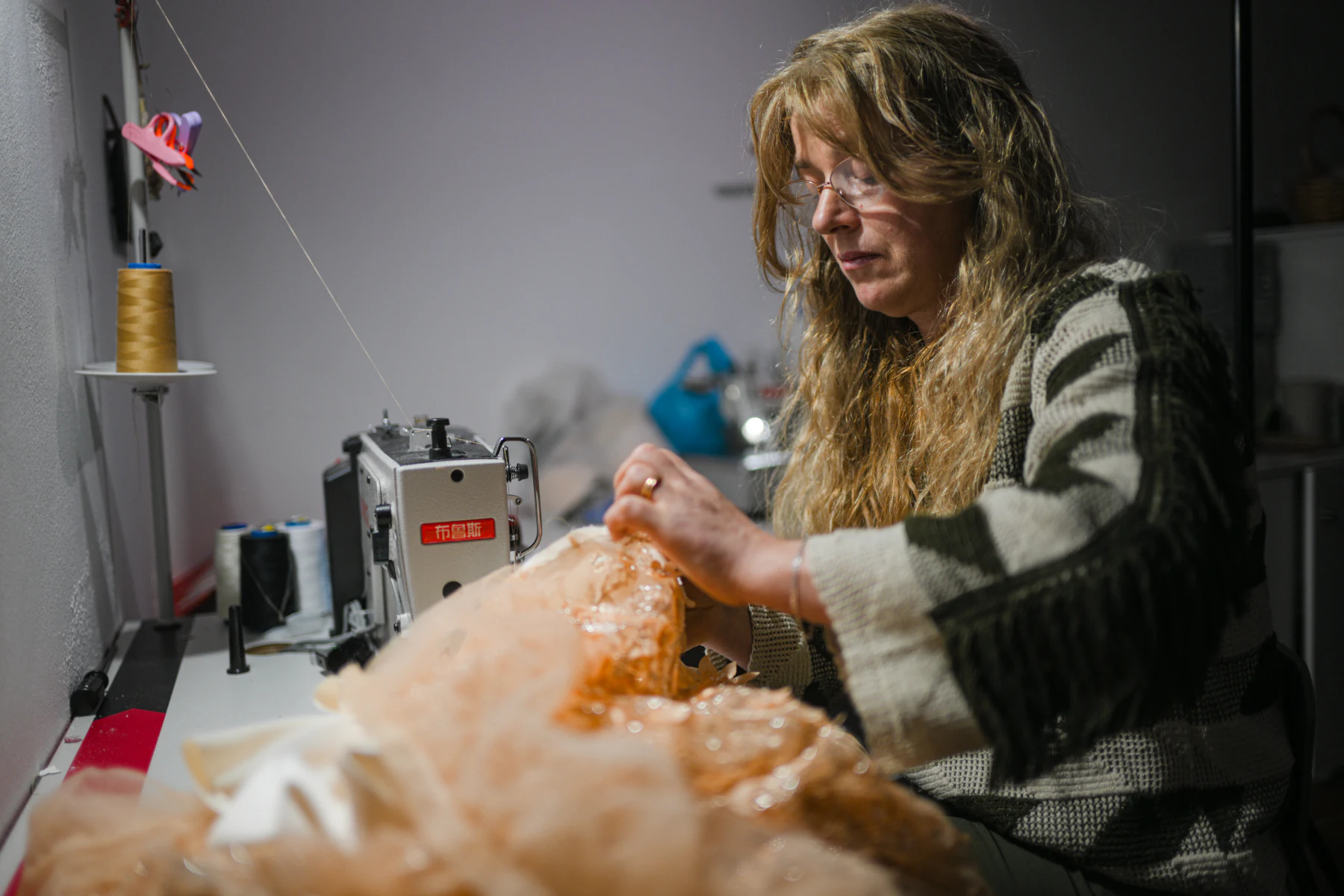 Manos cosiendo tul a mano