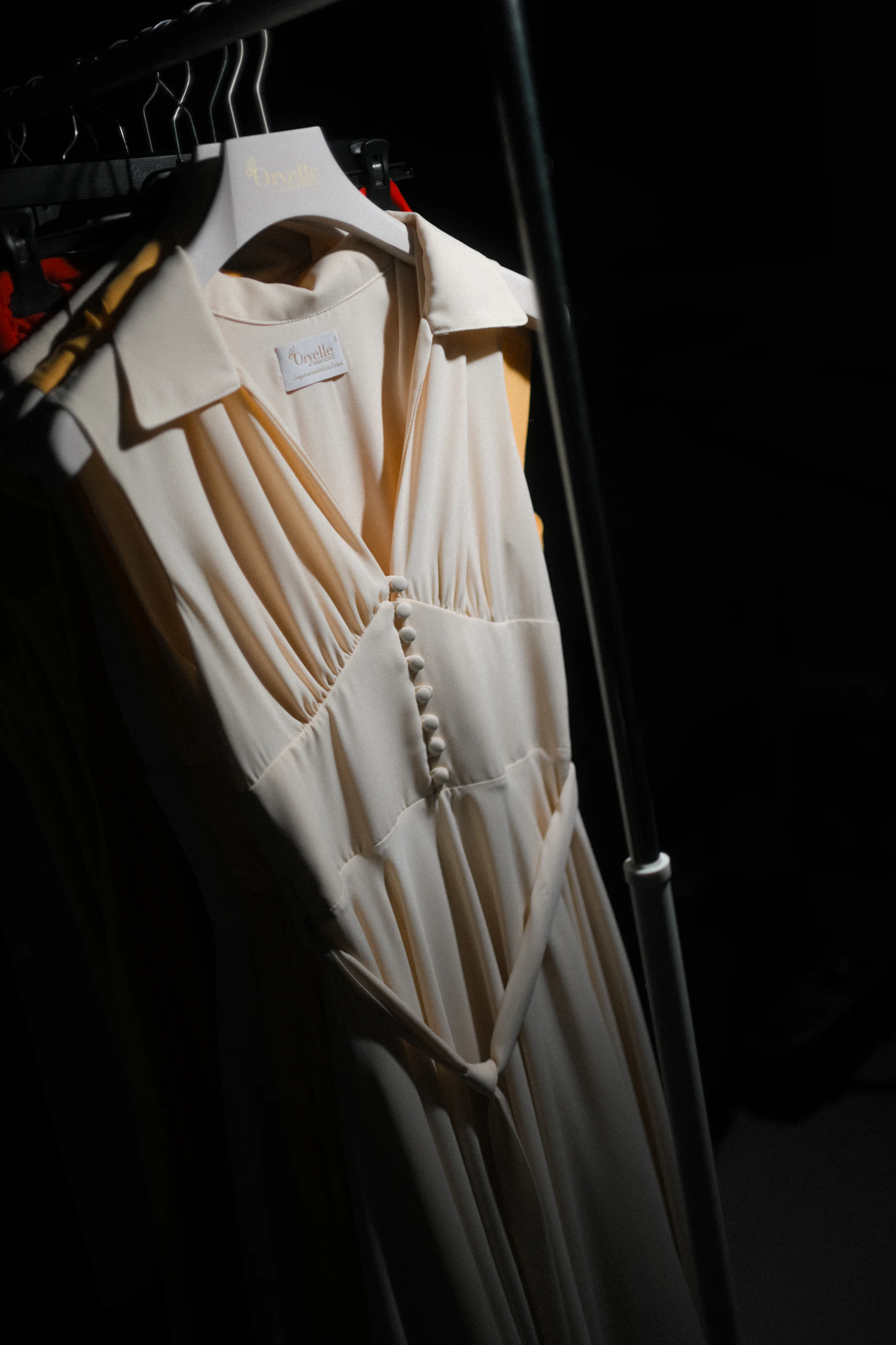 Vestido marfil colgado en percha